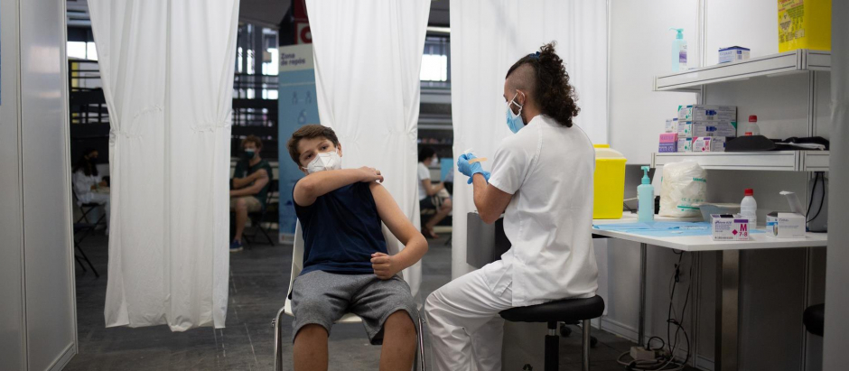 Un adolescente recibe la vacuna contra el Covid-19
