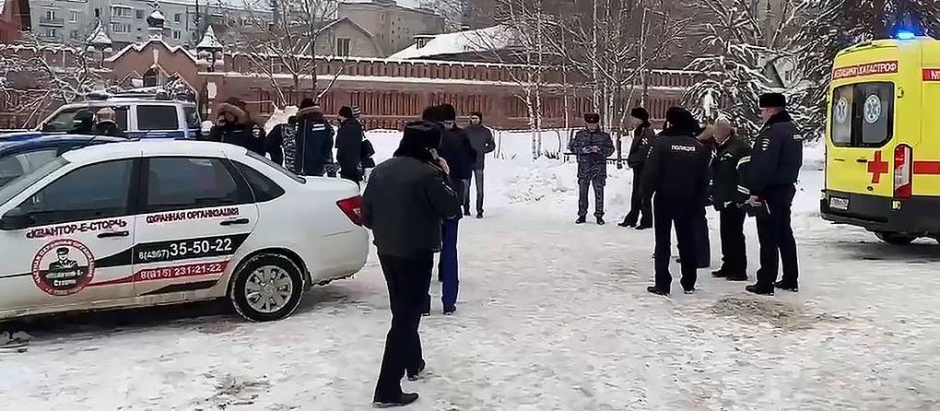 Policías de la Región de Moscú junto al lugar de la explosión
