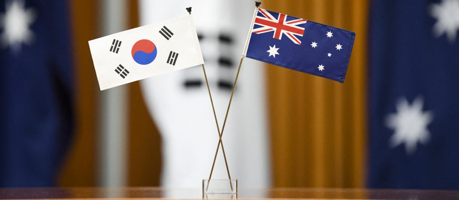 Las banderas de Corea del Sur y de Australia durante la firma del acuerdo