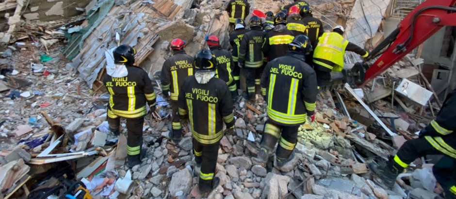 Los bomberos trabajan entre los escombros del edificio siniestrado