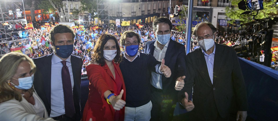 El líder del PP, Pablo Casado; la presidenta de la Comunidad de Madrid, Isabel Díaz Ayuso; el alcalde de Madrid, José Luis Martínez-Almeida; y otros miembros del PP celebran la victoria electoral el 4M. En Madrid, a 4 de mayo de 2021