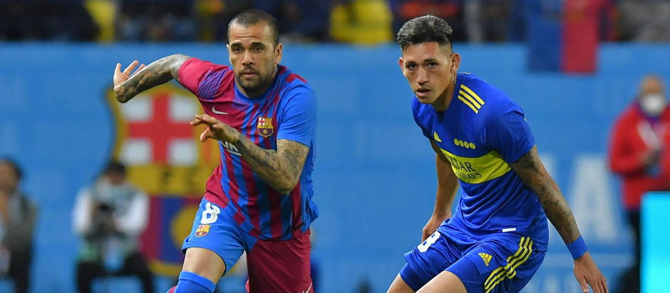 El jugador del Barça, Dani Alves, junto al jugador del Boca Juniors, Luis Vazquez