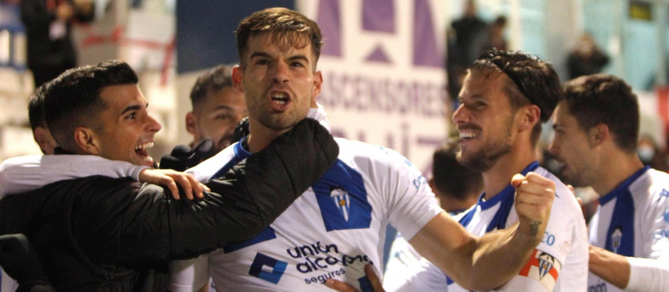 El defensa del Alcoyano Carlos Blanco celebra el tercer gol del equipo alicantino frente al Levante