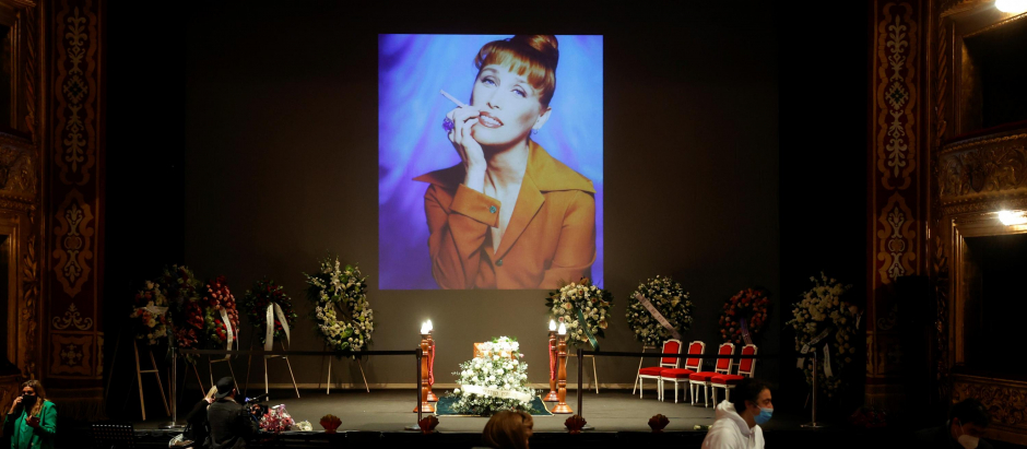 los restos mortales de Verónica Forqué en el escenario del Teatro real
