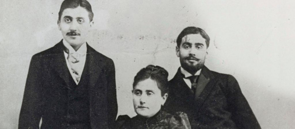 Marcel Proust (izq.) con su madre Jeanne y su hermano Robert, en 1896