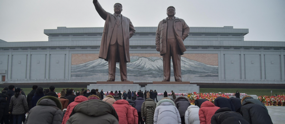 Norcoreanos se inclinan ante las estatuas de Kim Jong-un y su padre Kim Jong-il