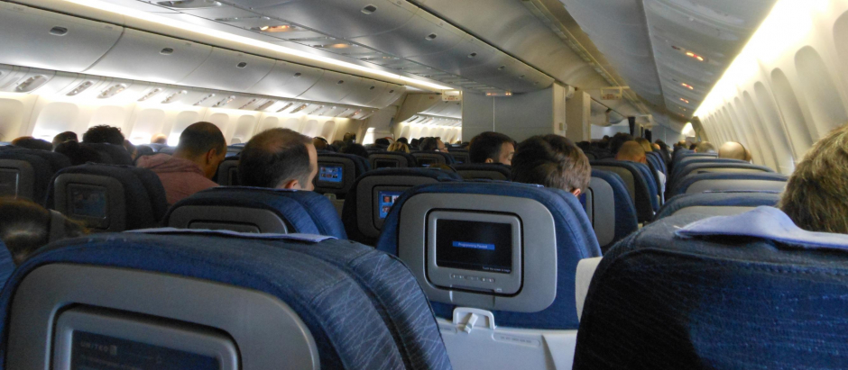 pasajeros en un avión