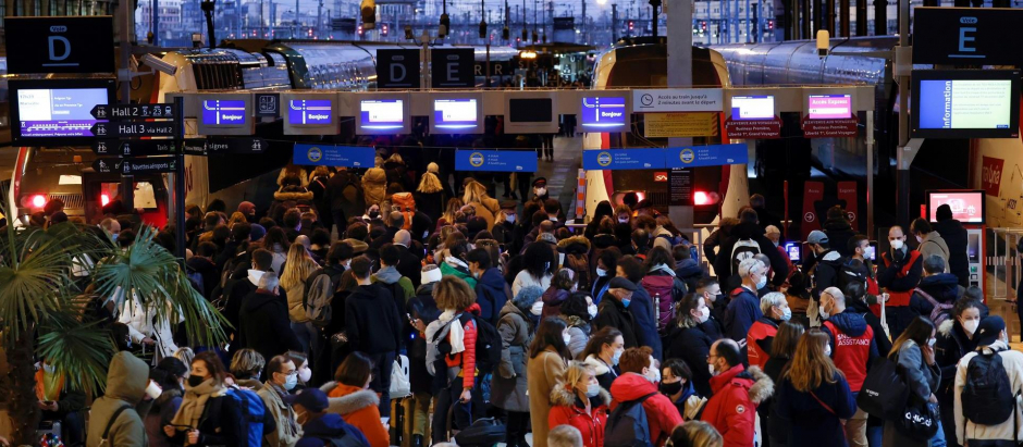 Viajeros con mascarillas caminan dentro de la estación de tren Gare de Lyon en París
