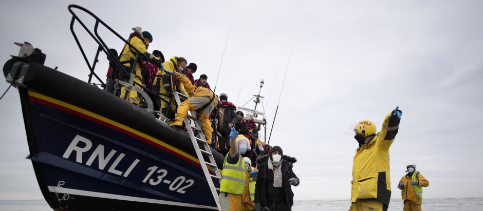 Un grupo de inmigrantes es ayudado a desembarcar por un bote salvavidas RNLI (Royal National Lifeboat Institution) en una playa en Dungeness en la costa sureste de Inglaterra el 16 de diciembre de 2021