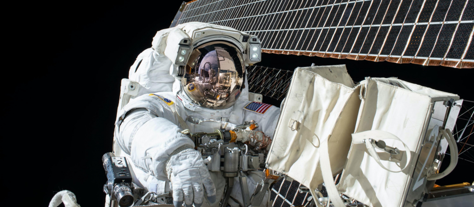 Astronauta trabaja en la Estación Espacial internacional