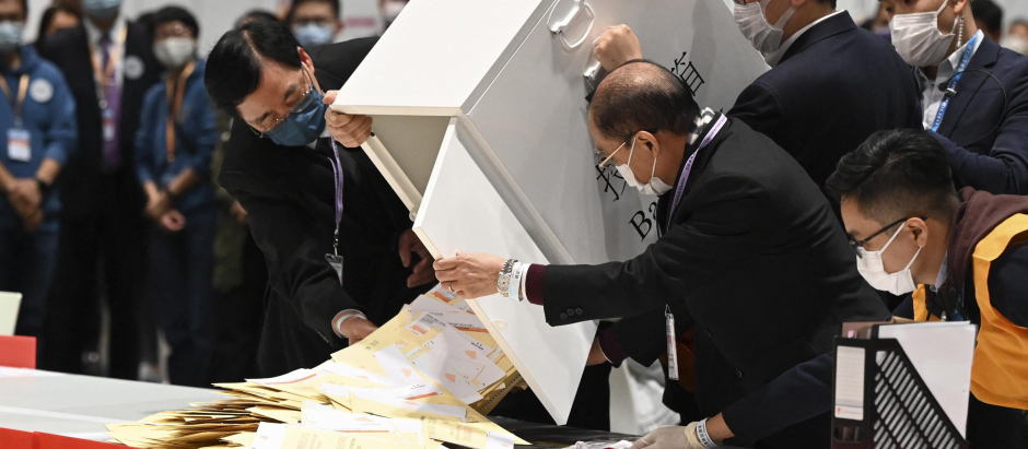 Vaciado de urnas en Hong Kong tras las elecciones