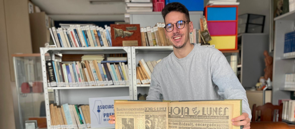 Miguel Gómez Longo, el socio más joven de la asociación de la compra coruñesa, muestra el ejemplar de la ‘Hoja del Lunes’ donde se hace el curioso pronóstico