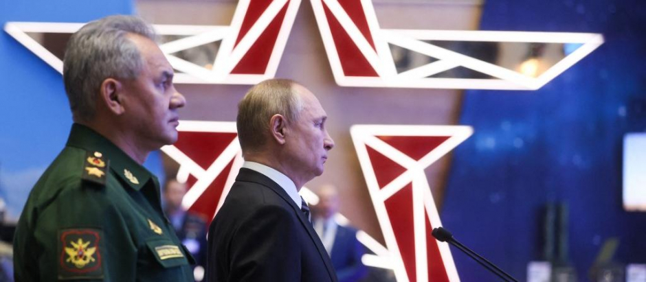 El presidente de Rusia, Vladimir Putin, junto a ministro de Defensa, Sergei Shoigu