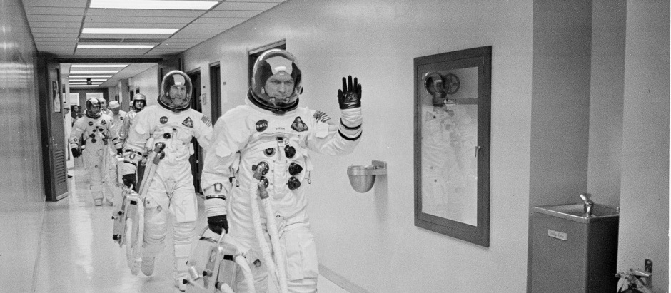 La tripulación del Apolo 8 se dirige al cohete que los llevaría a la Luna