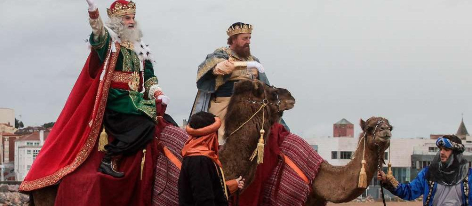 Los Reyes Magos recién aterrizados en Gijón