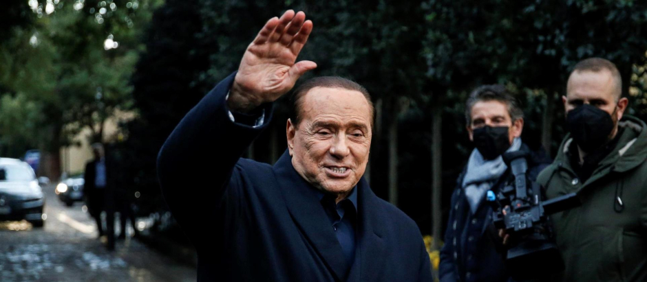 El líder de Forza Italia, Silvio Berlusconi, habla a los periodistas al final de la cumbre de centroderecha en Villa Grande, Roma, Italia, el 23 de diciembre de 2021