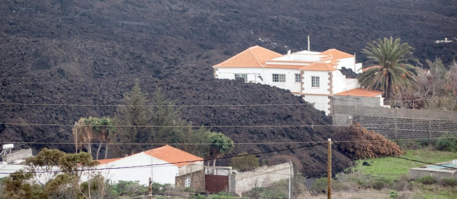 Dos casas en La Palma a punto de ser devoradas por una colada de lava del volcán Cumbre Vieja