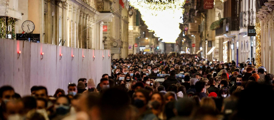 Cientos de personas hacen compras en el centro de Roma, la semana pasada