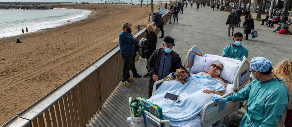 Una paciente ingresada por covid desde hace 36 días sale al paseo marítimo de Barcelona