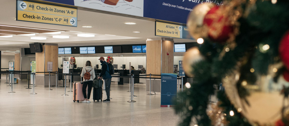 Viajeros atravesando la sala de salidas en el Aeropuerto Internacional John F. Kennedy, el 24 de diciembre de 2021, en Nueva York