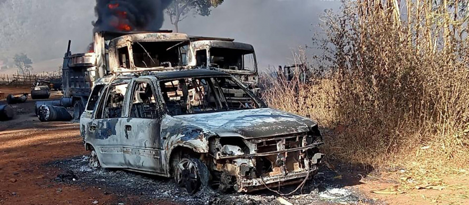 Los vehículos quemados tras el ataque a 35 civiles