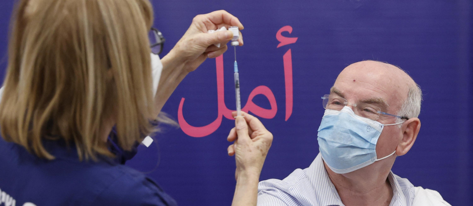 Un participante en el ensayo recibe la cuarta dosis de la vacuna de Pfizer, este lunes en Israel