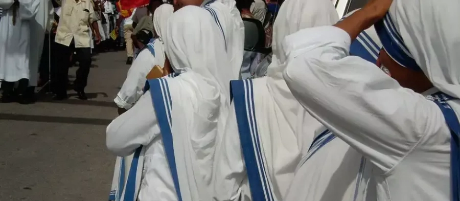 Un grupo de misioneras de la caridad con el tradicional sari con el que vestía la Santa Madre Teresa de Calcuta