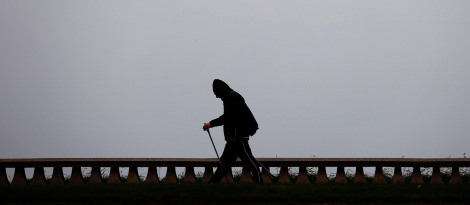 Un hombre camina este lunes por el paseo marítimo de La Coruña (Galicia)