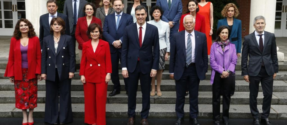 La foto de familia del primer consejo de ministros que fue presidido por Pedro Sánchez al llegar a la Moncloa en 2018