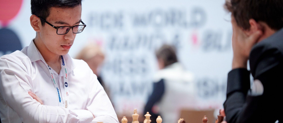Duelo entre Abdusattorov y Carlsen en el Mundial de Rápidas