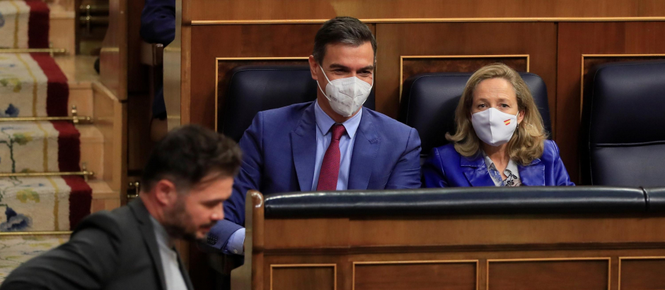 Rufián pasa por delante de Sánchez y de Calviño en el Congreso