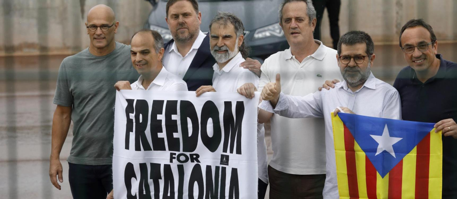 Los líderes independentistas encarcelados Raül Romeva, Jordi Turull, Oriol Junqueras, Jordi Cuixart, Joaquim Forn, Jordi Sànchez y Josep Rull en su salida de prisión