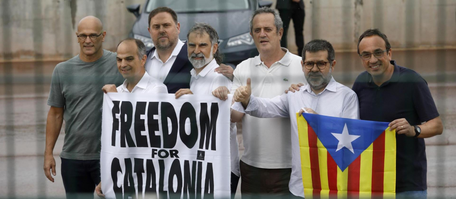 Los líderes independentistas encarcelados Raül Romeva, Jordi Turull, Oriol Junqueras, Jordi Cuixart, Joaquim Forn, Jordi Sànchez y Josep Rull en su salida de prisión