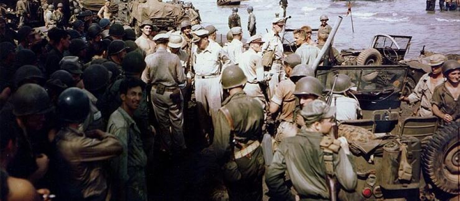 El general Douglas MacArthur inspecciona la cabeza de playa en la isla de Leyte, 20 de octubre de 1944