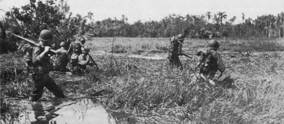 La 1.ª División de Caballería de Estados Unidos vadea un pantano en Leyte