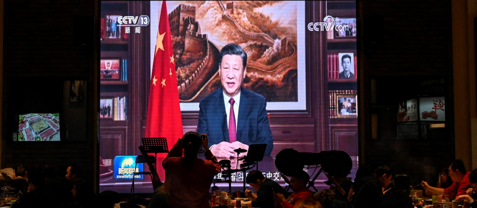 Ciudadanos chinos siguen el discurso de Xi Jinping en un restaurante
