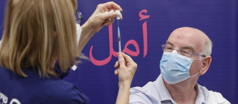 Un hombre recibe la cuarta dosis de la vacuna en Israel