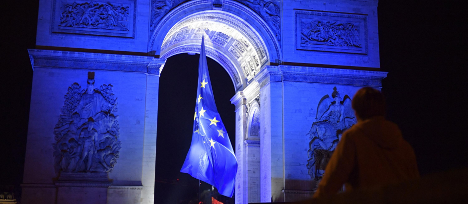 La bandera de la Unión Europea ondea bajo el Arco de Triunfo