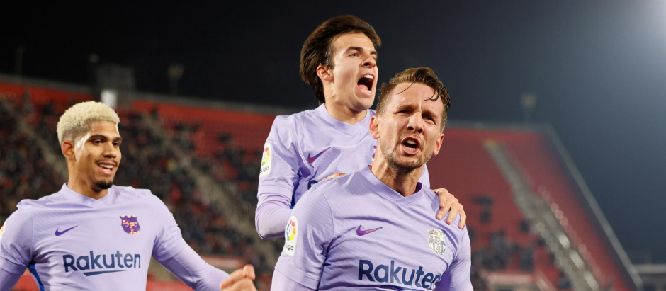 Araújo, Puig y De Jong celebran el gol del Barcelona