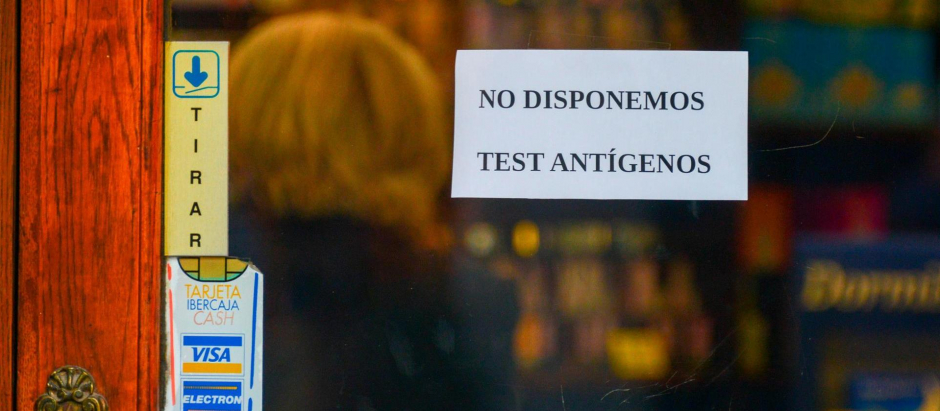 Una farmacia cuelga un cártel de falta de test de antígenos ante el aumento de la demanda