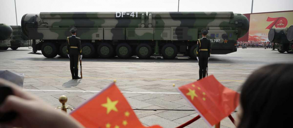 China muestra sus misiles balísticos en un desfile militar