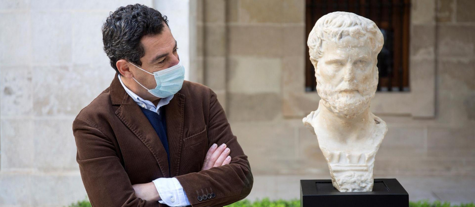 El presidente de la Junta de Andalucía, Juanma Moreno, observa el busto del emperador romano Antonino Pío