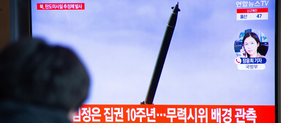Un hombre sigue las noticias del lanzamiento en la televisión surcoreana