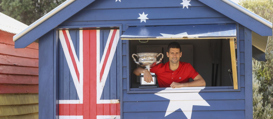 Novak Djokovic posa con su copa de campeón en Australia en 2021
