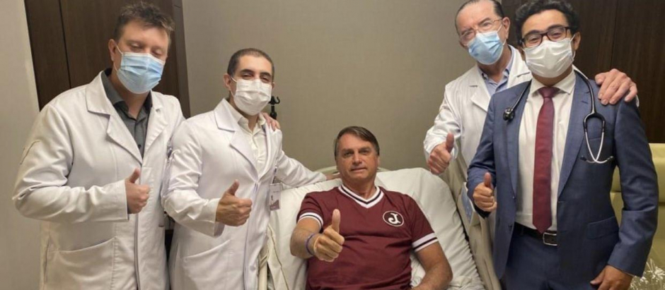 El presidente Jair Bolsonaro con el equipo médico que lo trató