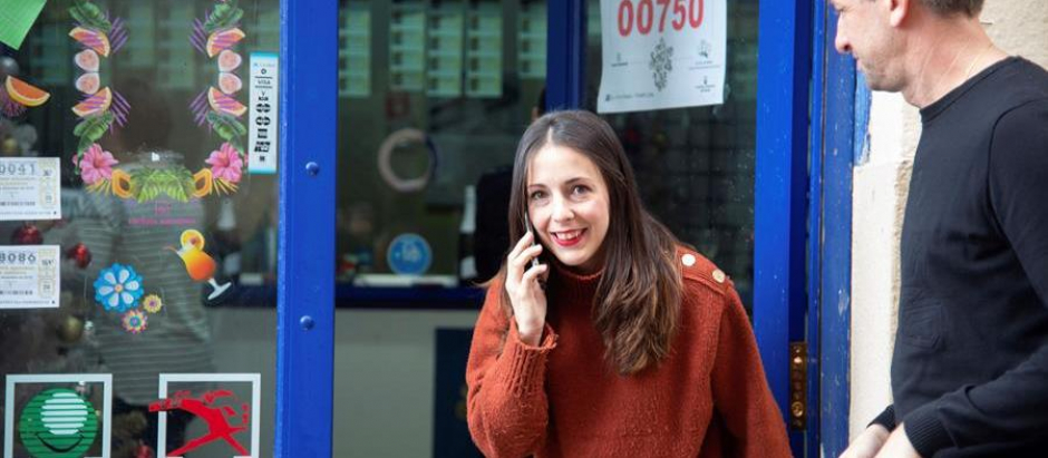 Beatriz, una trabajadora de una administración de Pamplona, atiende una llamada de felicitación