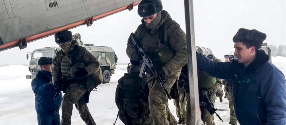 Soldados rusos embarcan rumbo a Kazajistán