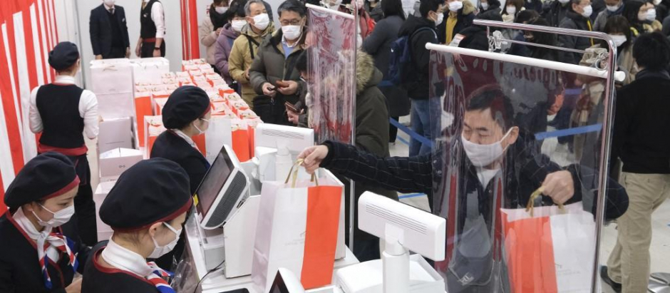 Decenas de japoneses se agolpan en un centro comercial de Tokio el pasado 1 de enero
