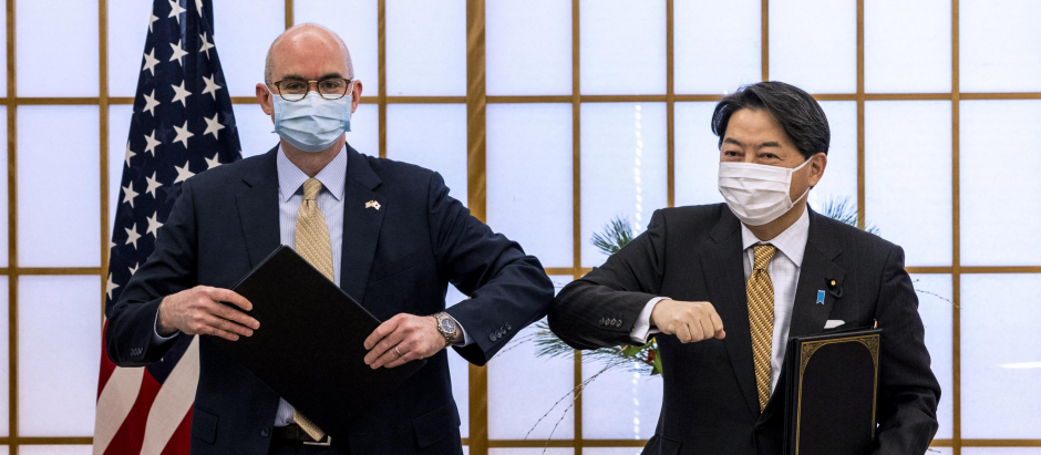 El ministro japonés de Exteriores, Yoshimasa Hayashi y el encargado de negocios de la embajada estadounidenses, Raymond Greene durante la firma del acuerdo