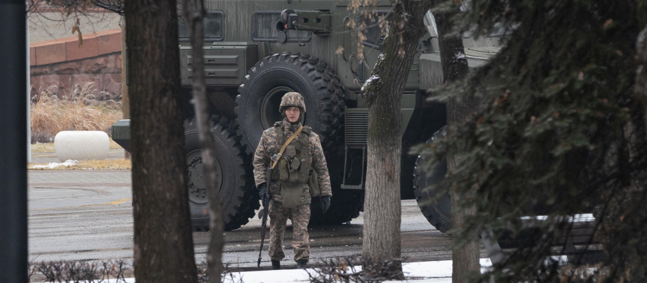 Despliegue militar en las calles de Almaty